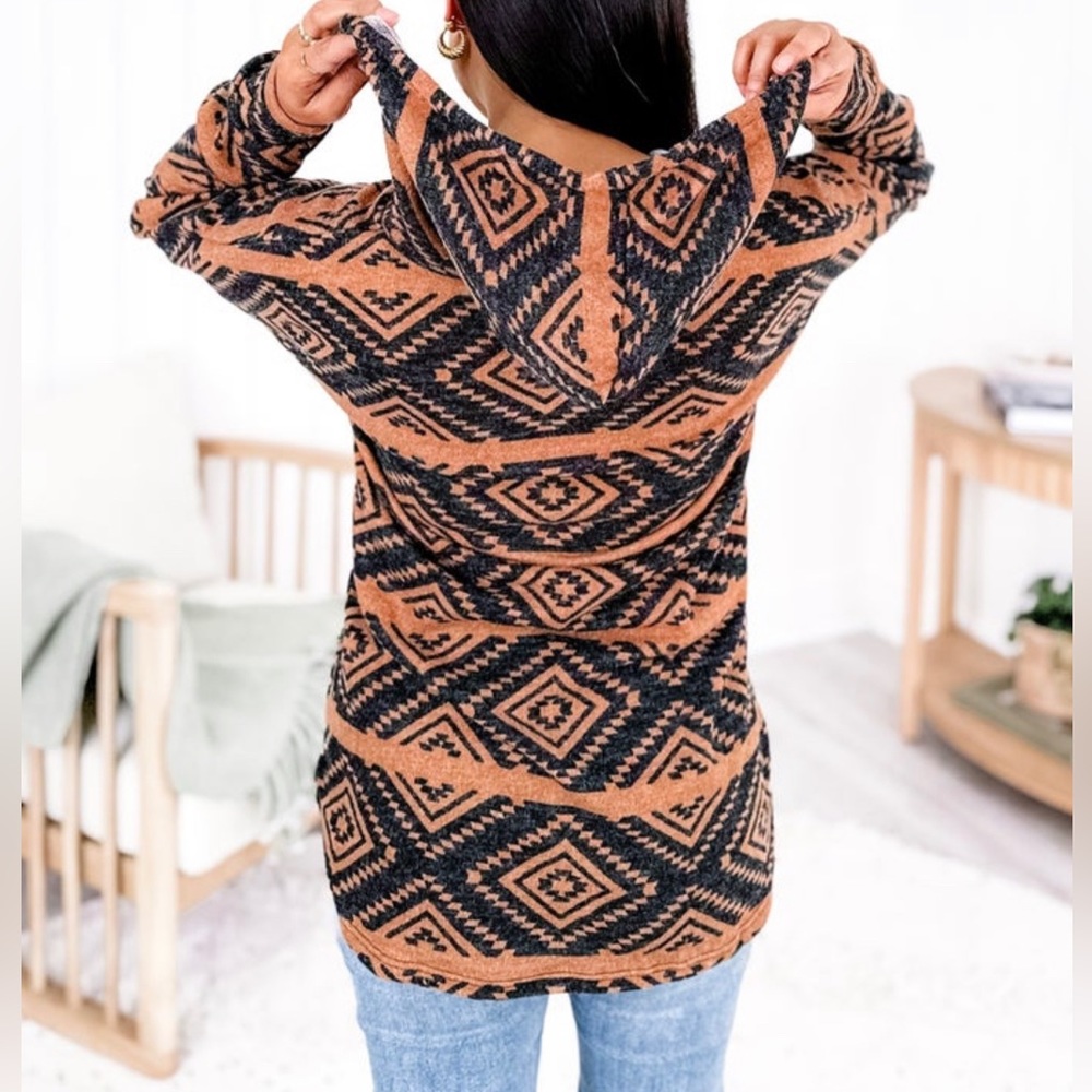 NWOT Hemish USA Aztec hooded long sleeve top, black/camel, size medium